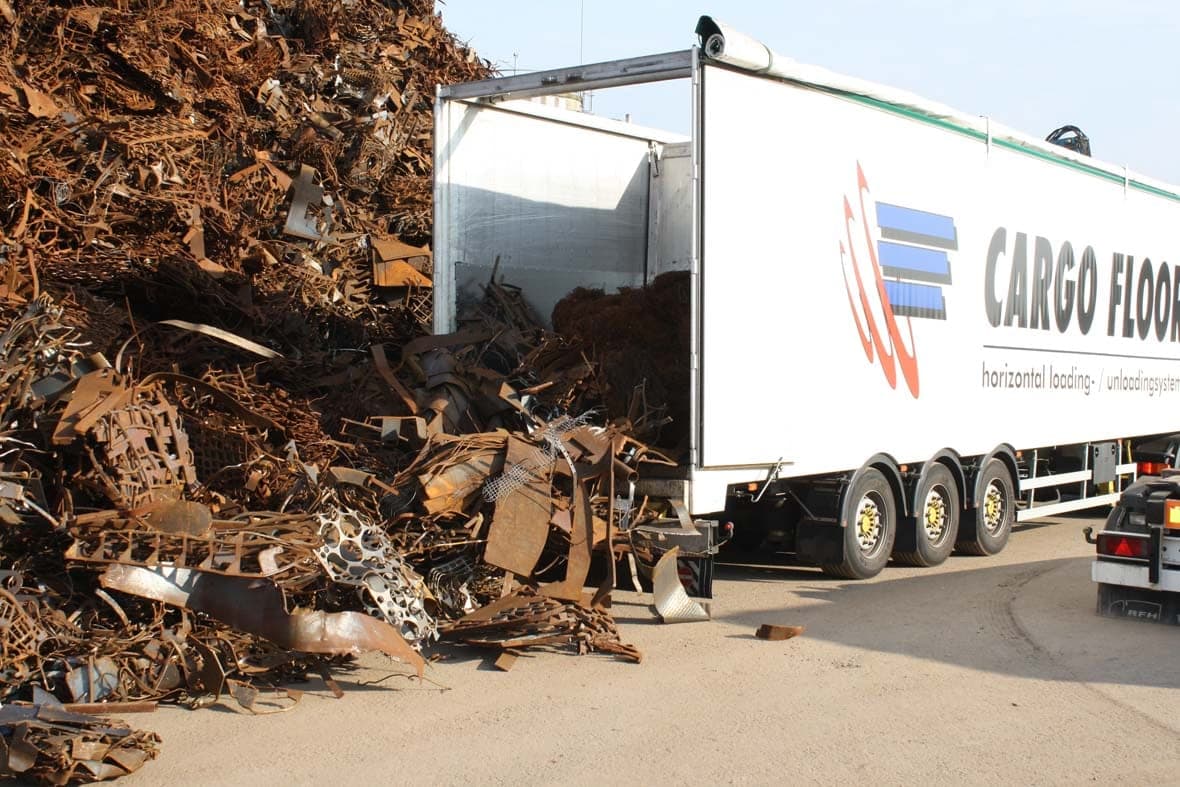 Cargo Floor poluprikolica istovara staro gvožđe pokretnim podom