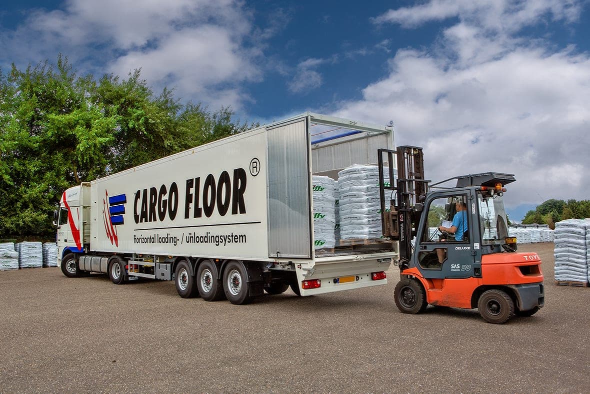 Utovar Cargo Floor poluprikolice viljuškarom